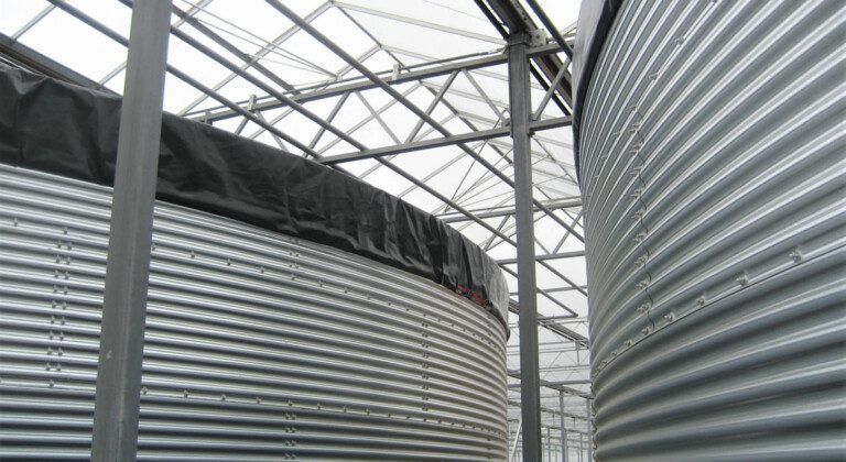 Vier tanks bij een kassencomplex, Rusland