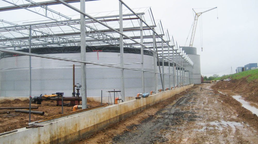 Vier tanks bij een kassencomplex, Rusland