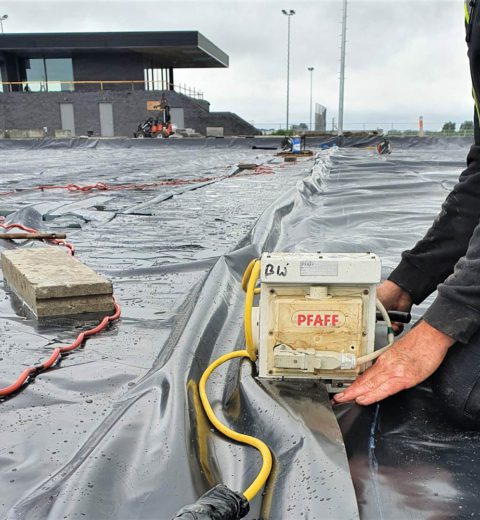 Waterdichte folielaag bij hockeyveld, Leerdam