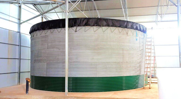 Water storage for lettuce and tomatoes, Benin